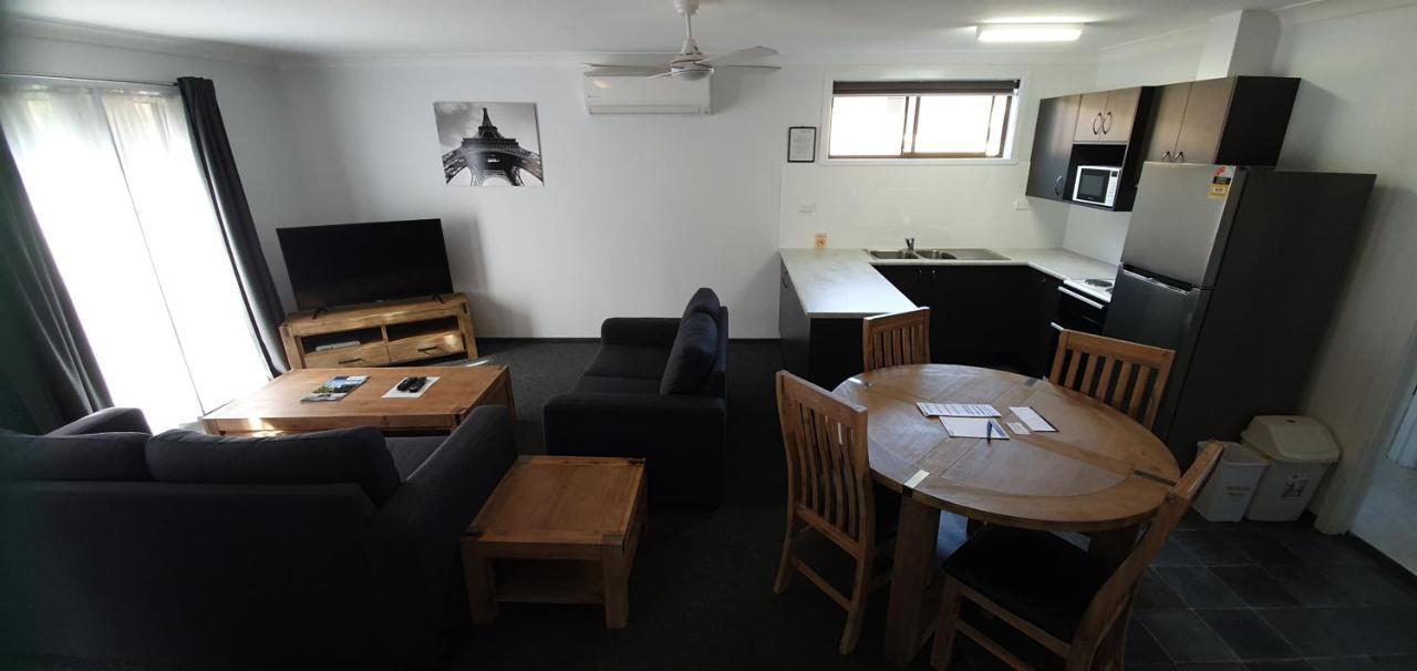 Colonial Motel & Apartments 영 외부 사진