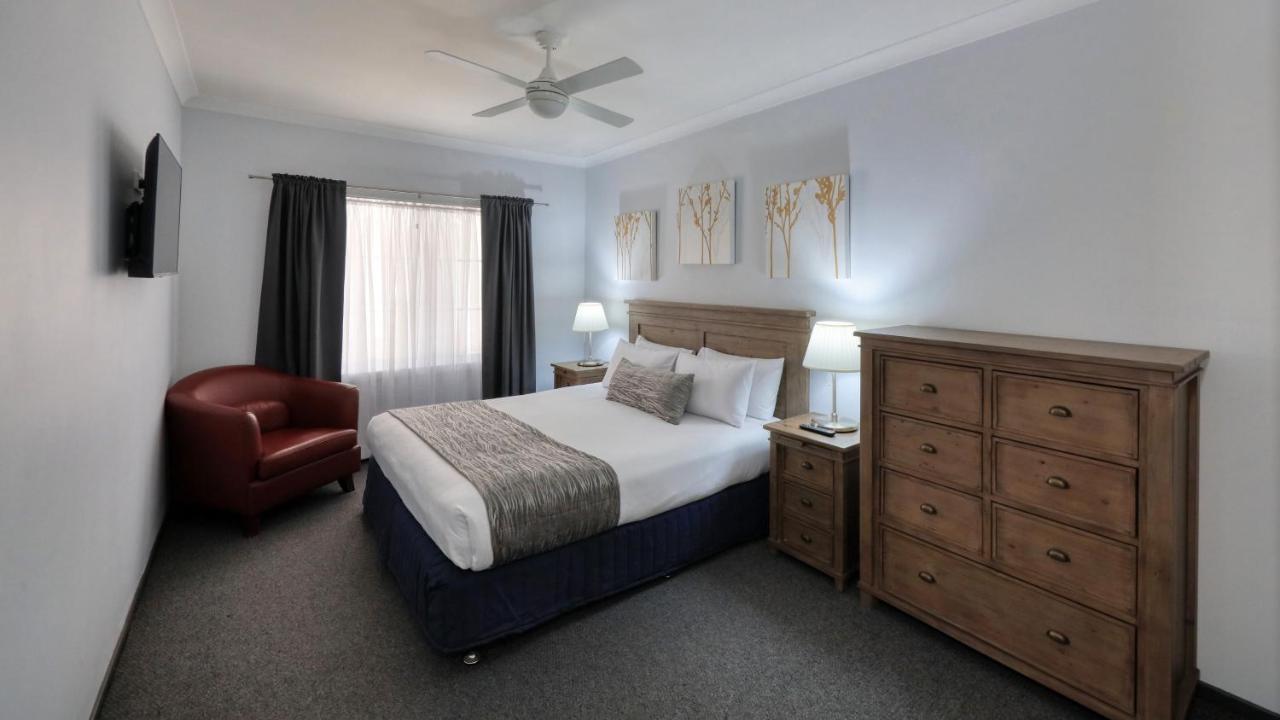 Colonial Motel & Apartments 영 외부 사진